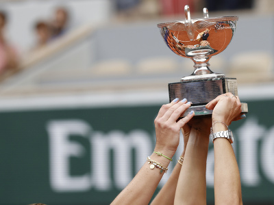 Kristina Mladenovičová a Carolina Garciová s víťaznou trofejou