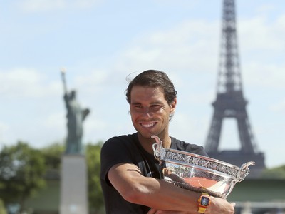 Rafael Nadal s trofejou Roland Garros
