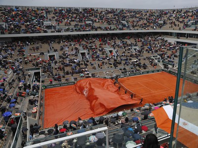 Usporiadatelia zakrývajú dvorec pre dážď počas semifinálového zápasu dvojhry mužov Dominic Thiem - Novak Djokovič