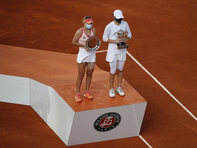 Iga Swiateková víťazkou ženskej dvojhry na French Open