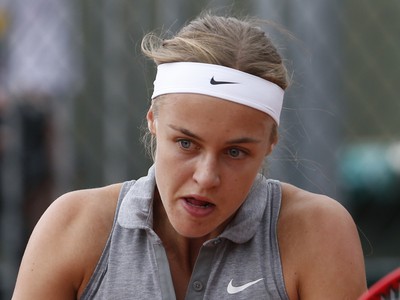 Kristína je mladšou sestrou Karolíny Schmiedlovej (na fotografii), ktorá zaujala predovšetkým výkonmi na poslednom Roland Garros