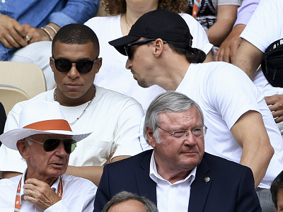 Futbalisti Zlatan Ibrahimovič a Kylian Mbappé počas finále Roland Garros
