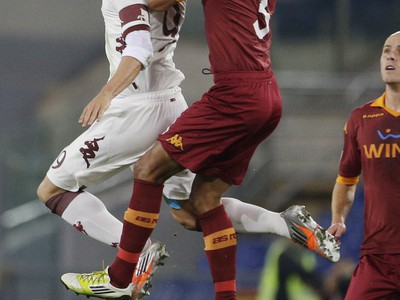 Rolando Bianchi a Marquinhos v hlavičkovom súboji