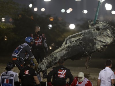 Zamestnanci odťahujú kus monopostu francúzskeho jazdca F1 zo stajne Haas Romaina Grosjeana po havárii
