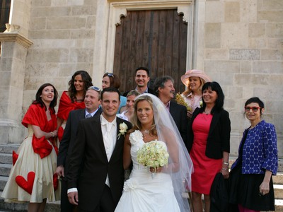 Spoločné foto mladomanželov a svadobčanov