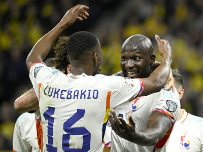 Dodi Lukebakio a Romelu Lukaku oslavujú gól Belgicka
