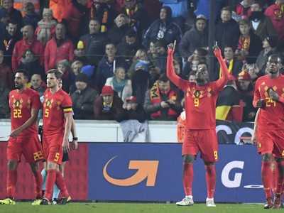 Belgický futbalista Romelu Lukaku (uprostred) sa teší po strelení gólu
