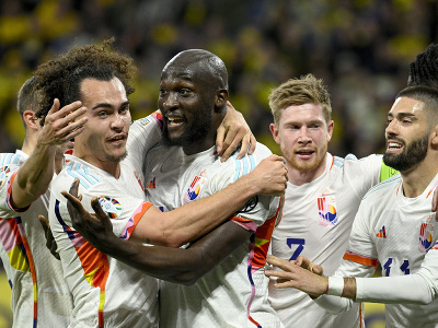 Romelu Lukaku oslavuje gól so spoluhráčmi z belgickej reprezentácie