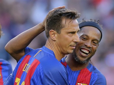 Ronaldinho a Frederic Dehu oslavujú gól barcelonských legiend