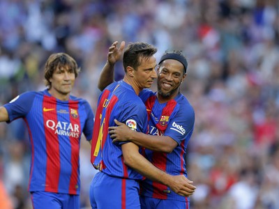 Frederic Dehu a Ronaldinho oslavujú gól barcelonských legiend