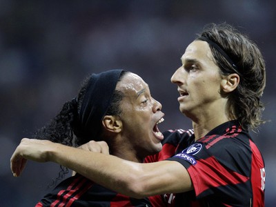 Ronaldinho so spoluhráčom Ibrahimovičom