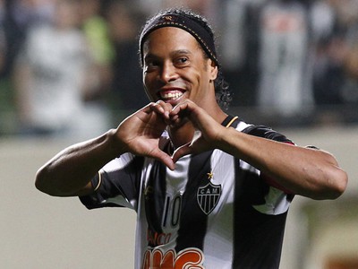 Ronaldinho posiela priateľke srdiečko