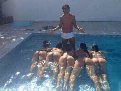 Ronaldinho si takto užíval s piatimi dievčaťami v bazéne