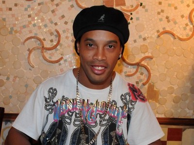 Ronaldinho podpisuje zmluvu