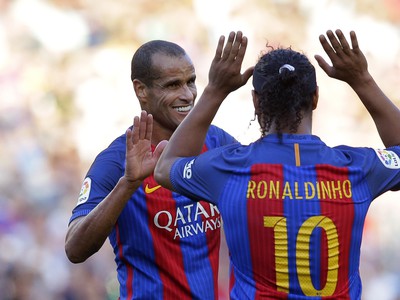 Ronaldinho a Rivaldo oslavujú gól barcelonských legiend