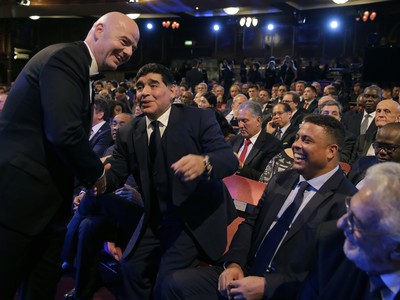 Prezident FIFA Gianni Infantino zdraví legendárneho Maradonu a Ronalda v hľadisku