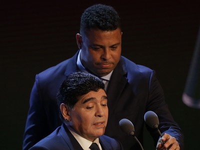 Futbalové legendy Diego Maradona a Ronaldo