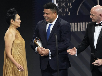 Prezident FIFA Gianni Infantino (vpravo), bývalý brazílsky futbalista Ronaldo (uprostred) odovzdávajú špeciálnu cenu Marcii Aokiovej Peléovej, vdove po brazílskej futbalovej legende počas galavečera The Best