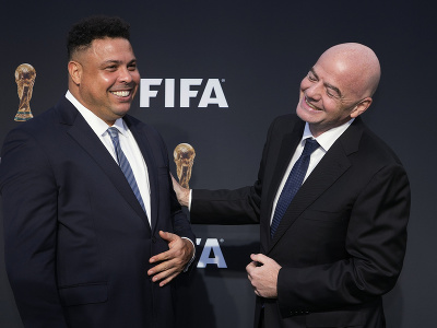Bývalý brazílsky futbalový reprezentant Ronaldo (vľavo) a prezident Medzinárodnej futbalovej federácie (FIFA) Gianni Infantino