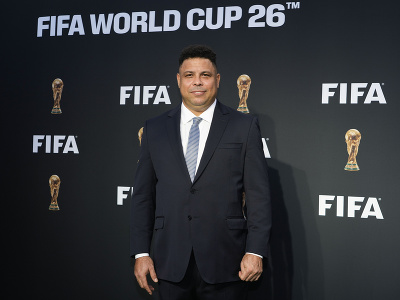 Bývalý brazílsky futbalový reprezentant Ronaldo prichádza na slávnostnú ceremóniu v Los Angeles, na ktorej predstavli logo a slogan futbalových majstrovstiev sveta 2026
