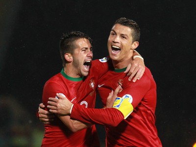 Joao Moutinho a Cristiano Ronaldo sa radujú z gólu do siete Severného Írska