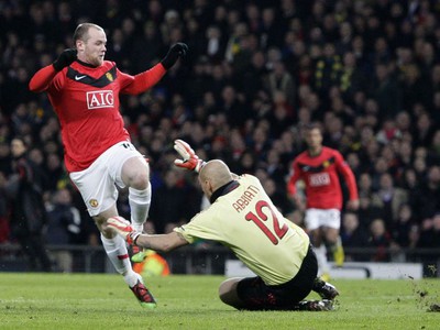 Rooney práve prekonáva Abbiatiho