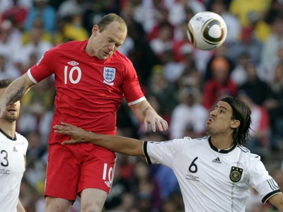 Rooney a Khedira v súboji