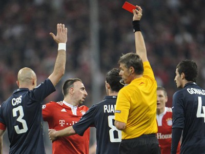 Rosetti ukazuje Ribérymu červenú kartu