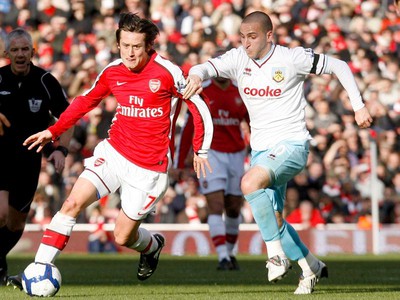 Tomáš Rosický uniká Patersonovi