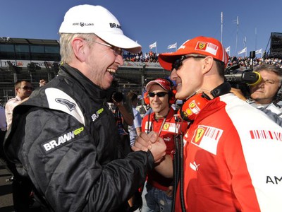 Ross Brawn gratuluje Schumacherovi