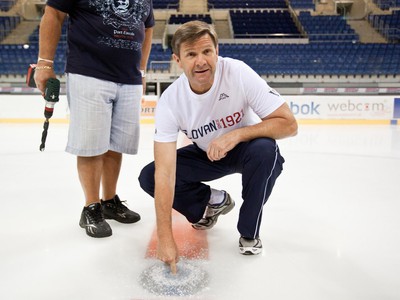 Rostislav Čada vložil do ľadu hlavnej hracej plochy na Zimnom štadióne O. Nepelu mincu pre šťastie