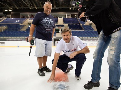 Rostislav Čada vložil do ľadu hlavnej hracej plochy na Zimnom štadióne O. Nepelu mincu pre šťastie