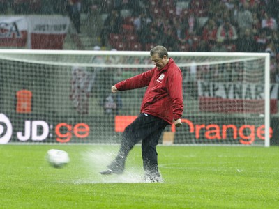 Hracie podmienky si otestoval aj tréner Angličanov Roy Hodgson