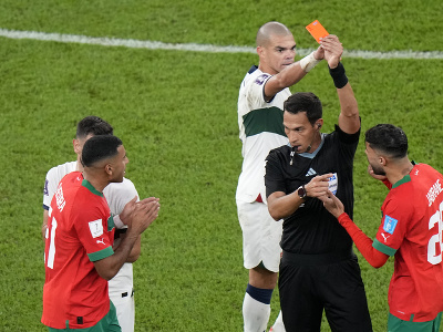 Walid Cheddira inkasuje červenú kartu, v pozadí Pepe