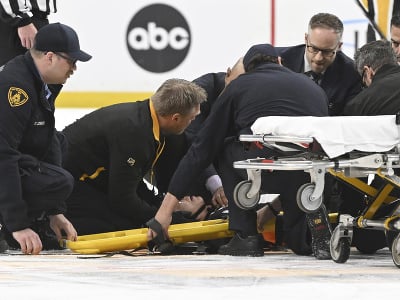 Rozhodca Steve Kozari bol z ľadu odnesený na nosidlách