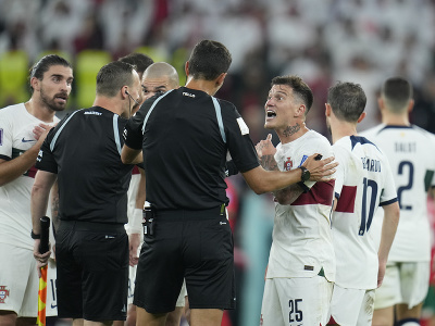 Pepe a hráči Portugalska v diskusii s argentínskym rozhodcom Tellom