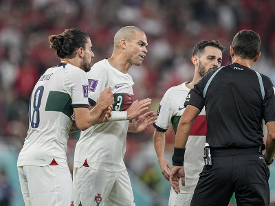 Pepe a hráči Portugalska v diskusii s argentínskym rozhodcom Tellom