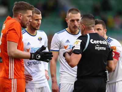 Nespokojnosť hráčov Michaloviec s rozhodnutím rozhodcu o nariadení penalty v nadstavenom čase 