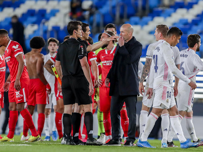 Zinedine Zidane po zápase v diskusii s rozhodcom