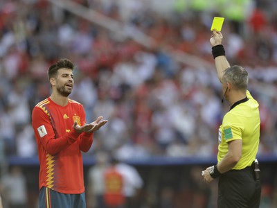 Španielsky hráč Gerard Pique dostáva žltú kartu