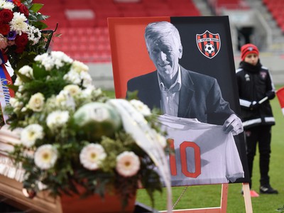 Snímka z rozlúčky so zosnulou slovenskou futbalovou legendou Jozefom Adamcom na Štadióne Antona Malatinského v Trnave