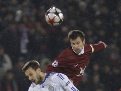 Sergej Semak v hlavičkovom súboji s Milošom Ninkovičom