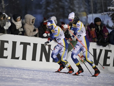 Švédka Emma Ribomová (vpravo) počas úvodných pretekov Svetového pohára