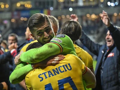 Rumunskí futbalisti oslavujú postup na EURO 2024