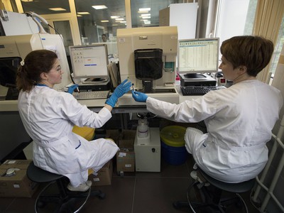 Na archívnej snímke z 24. mája 2016 zamestnankyne Ruskej antidopingovej agentúry (RUSADA) pracujú v laboratóriu so vzorkami v Moskve.