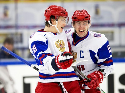 Anton Slepišev a Nikita Zadorov oslavujú gól Ruska