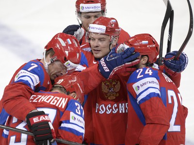 Anton Belov (7) so spoluhráčmi oslavuje svoj gól