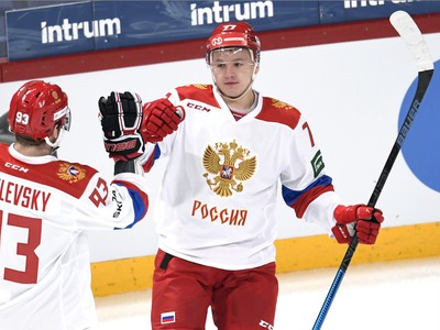 Alexej Vasiljevski a Kirill Kaprizov oslavujú gól Ruska