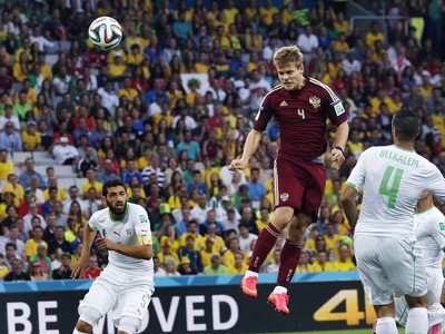 Alexander Kokorin dáva hlavou úvodný gól Ruska