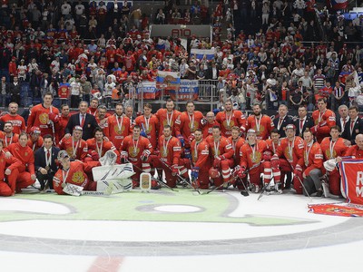 Na snímke ruskí hokejisti oslavujú s bronzovými medailami po výhre nad Českom